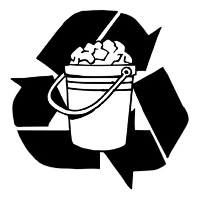 Bote de bocashi delante del símbolo de reciclaje