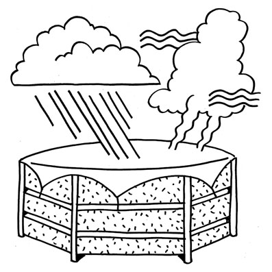 Nubes con lluvia y neblina sobre un estanque de agua